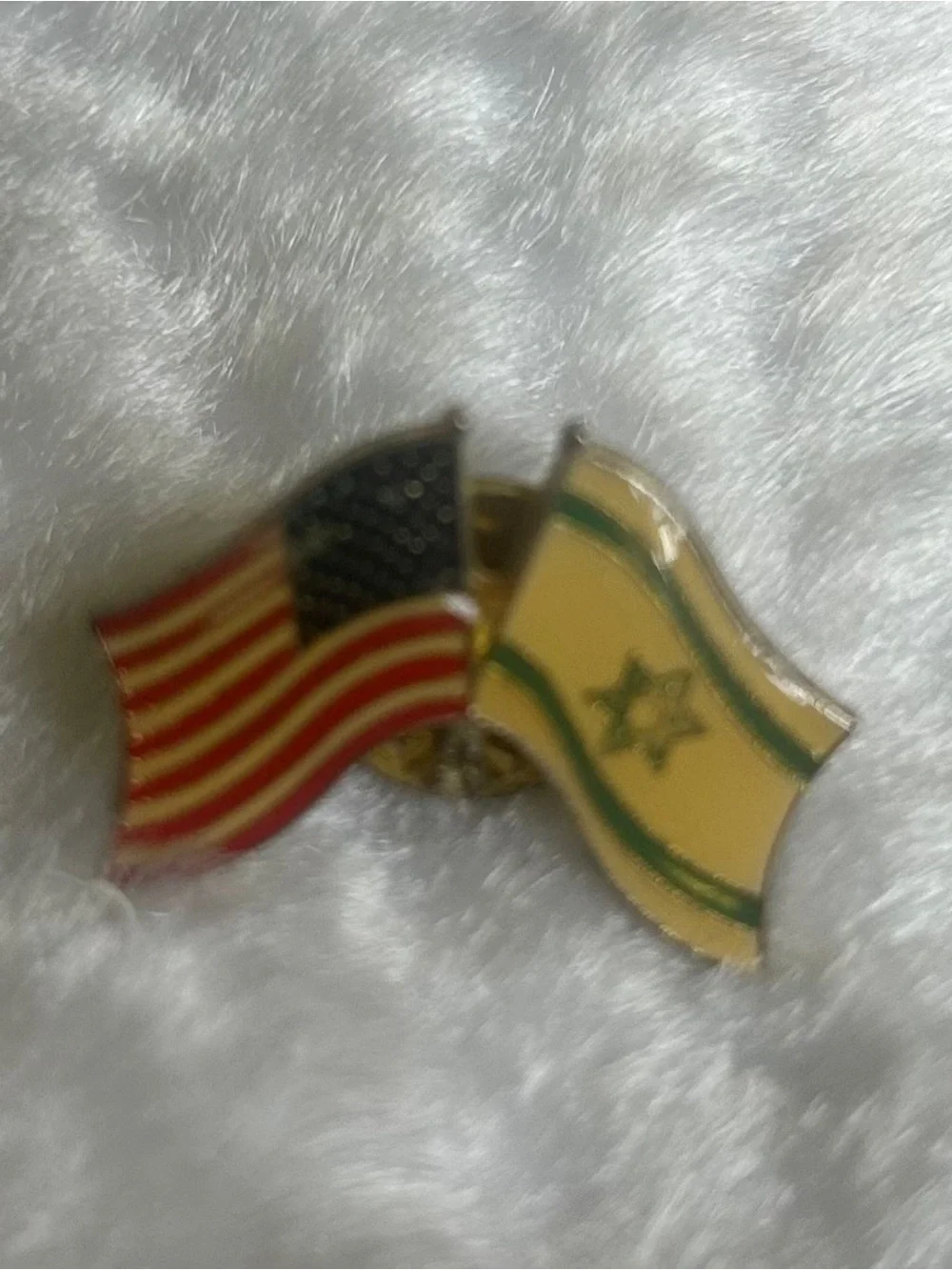 🍀VTG  Dual Flag Lapel Pin - American and Yellow Star Flag